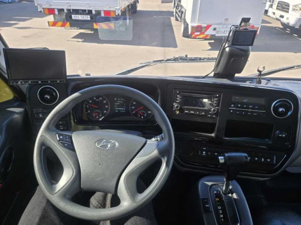 medium and large bus Hyundai bus - Vista 9