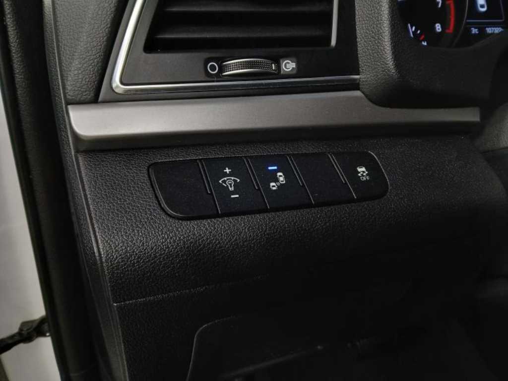 HYUNDAI Avante - Vista 10