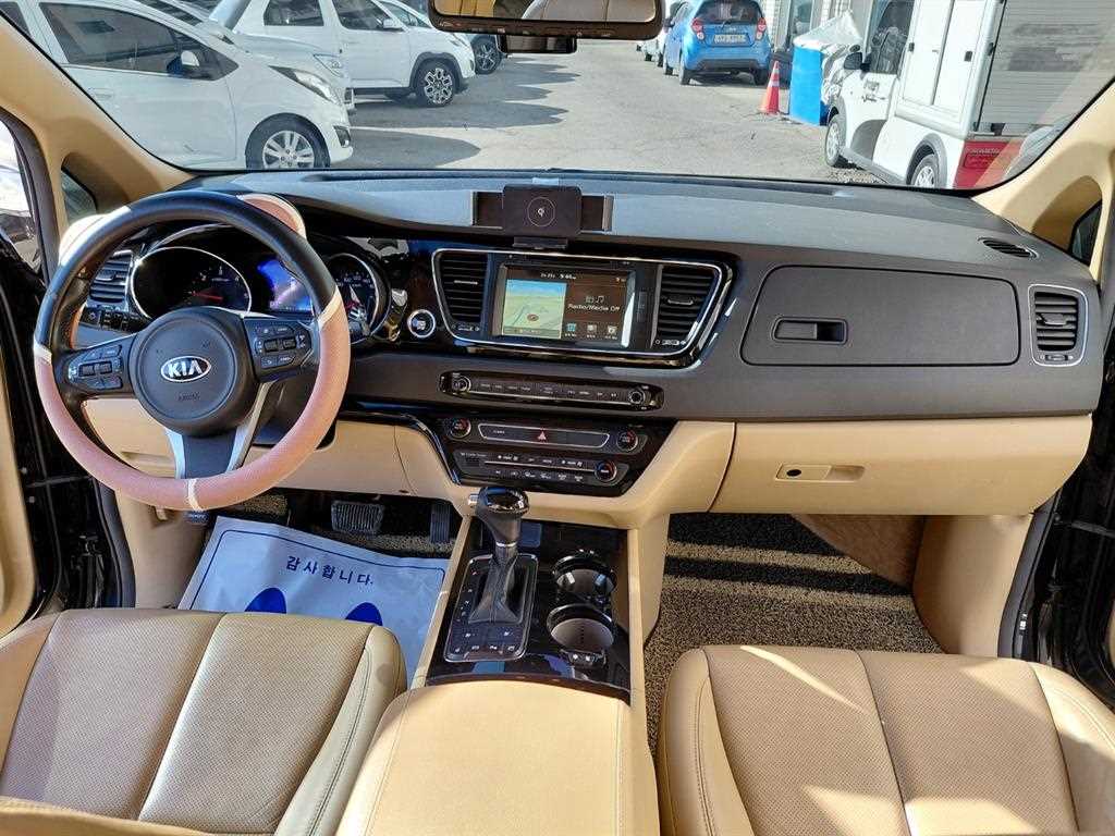 KIA Carnival - Vista 7