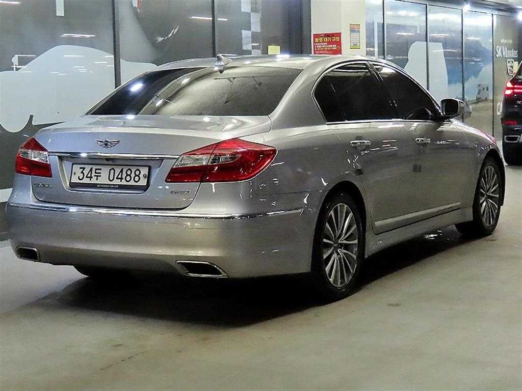 HYUNDAI Genesis - Vista 4