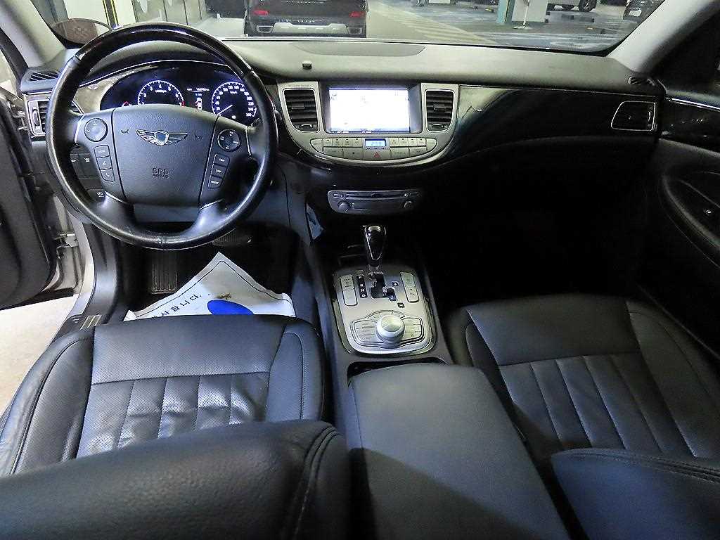 HYUNDAI Genesis - Vista 10