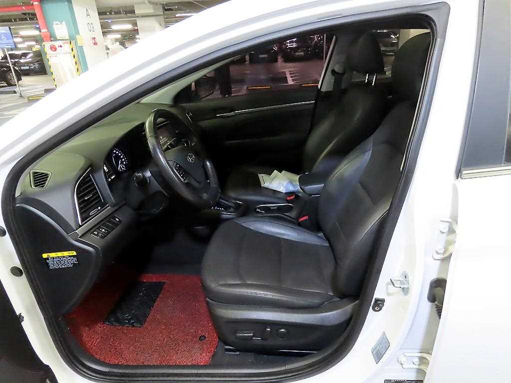 HYUNDAI Avante - Vista 6