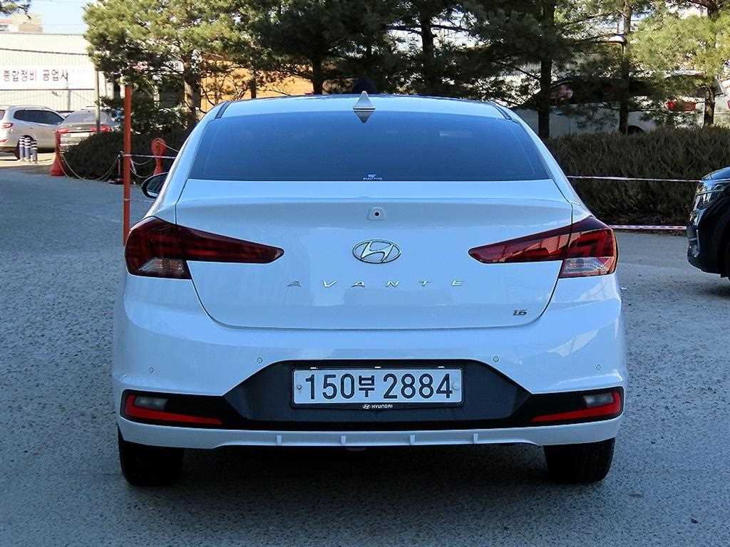 HYUNDAI Avante - Vista 4