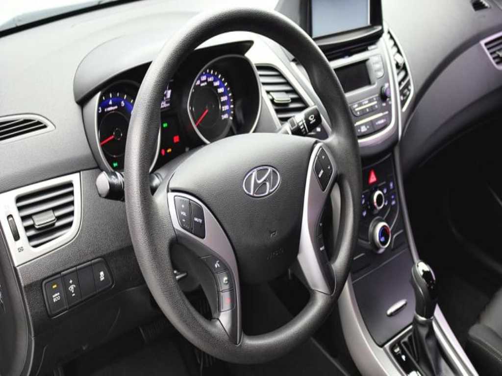 HYUNDAI Avante - Vista 10