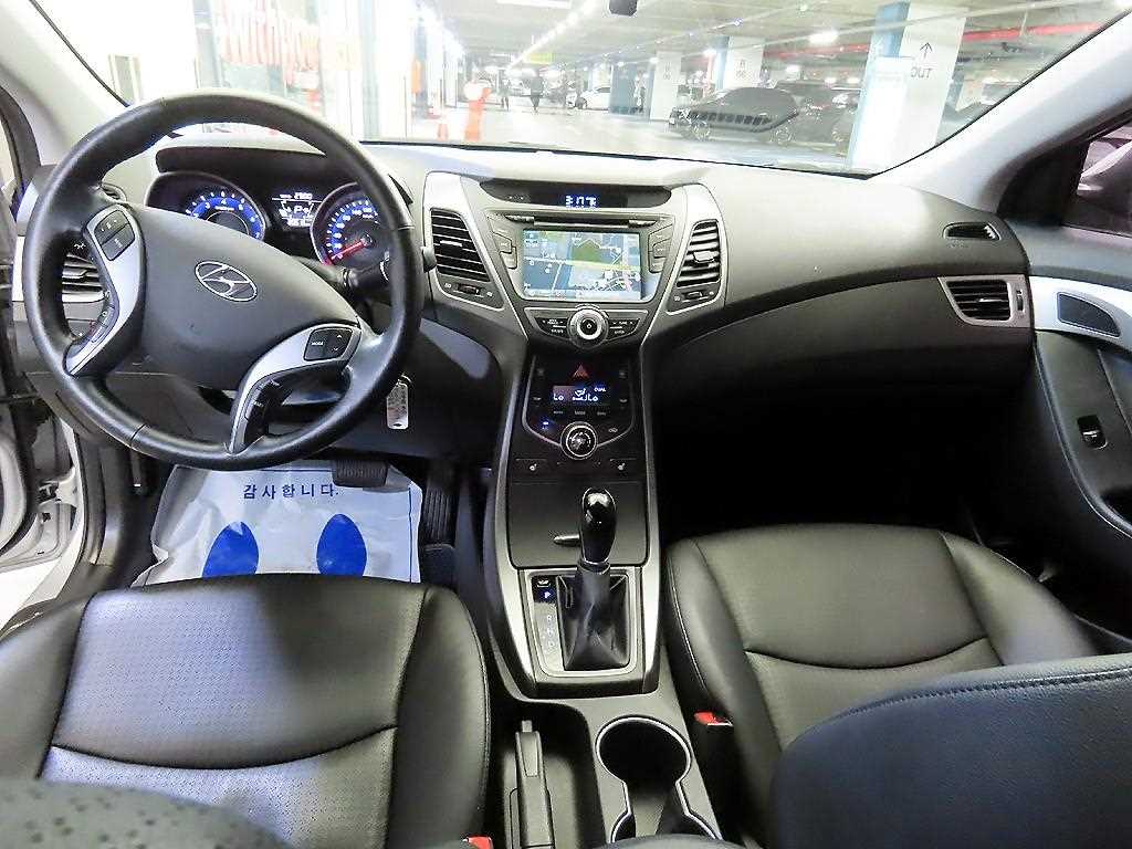 HYUNDAI Avante - Vista 10