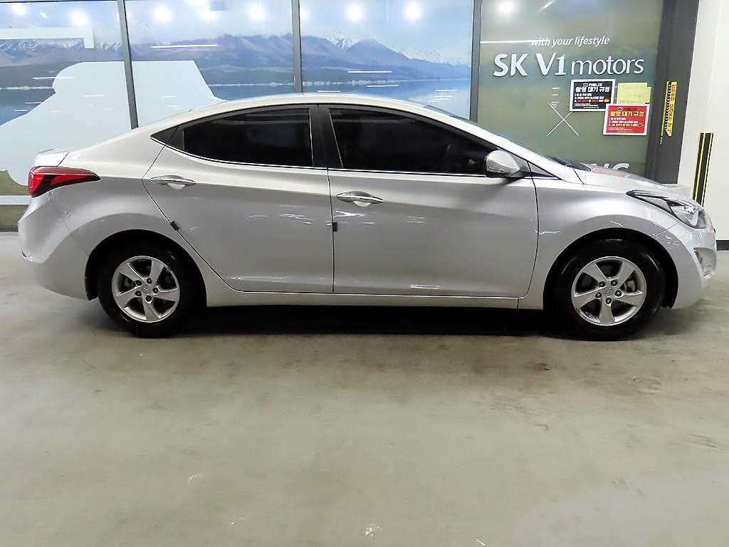 HYUNDAI Avante - Vista 3