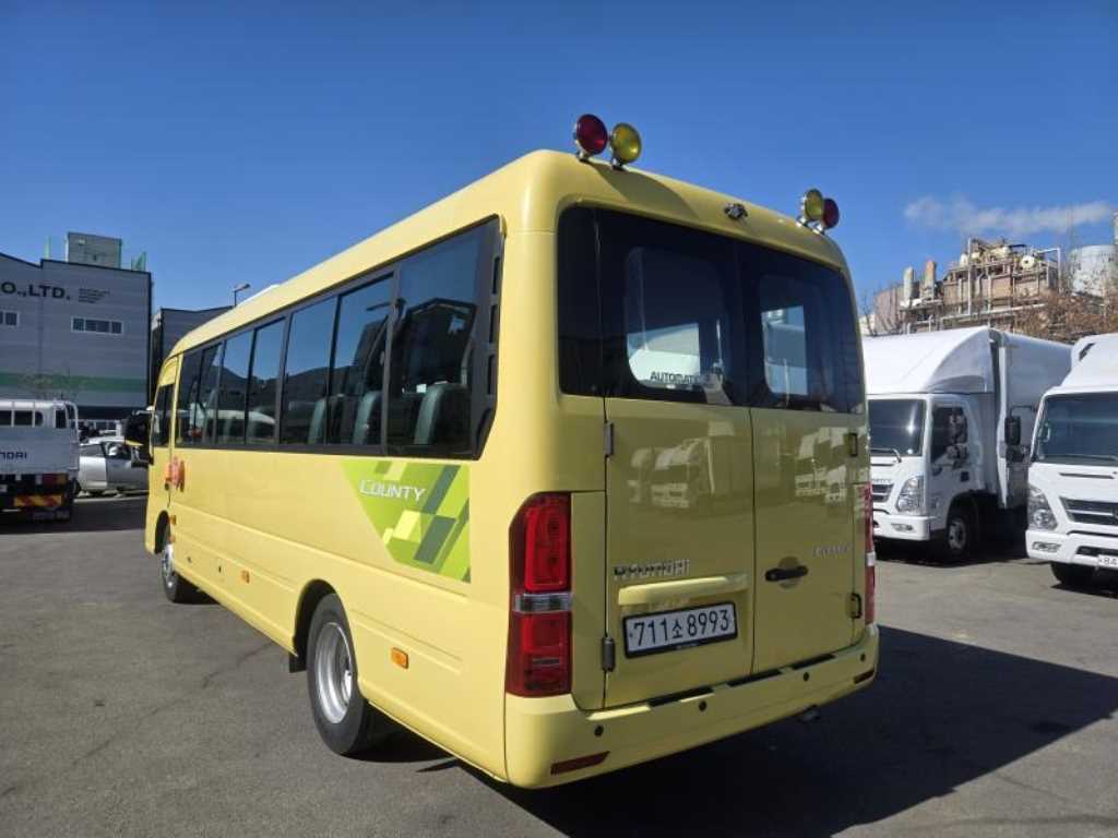 medium and large bus Hyundai bus - Vista 6