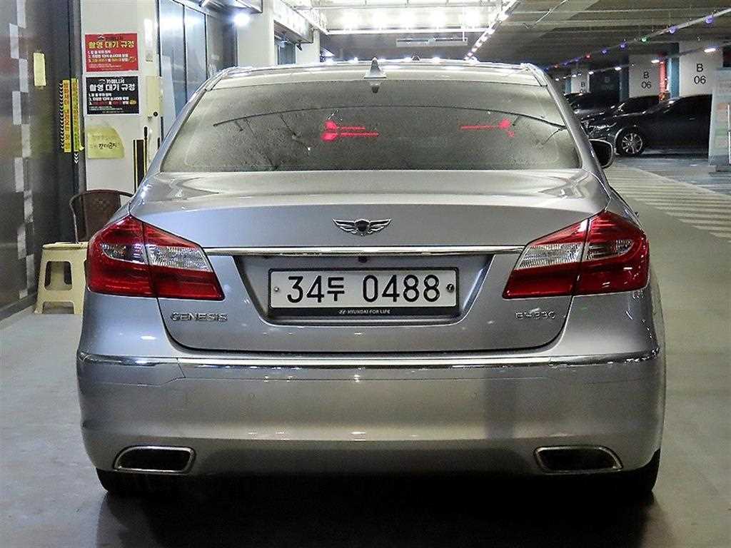 HYUNDAI Genesis - Vista 5