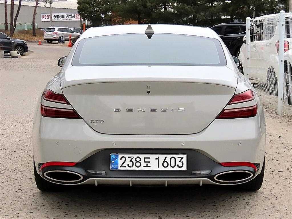 Genesis G70 - Vista 4