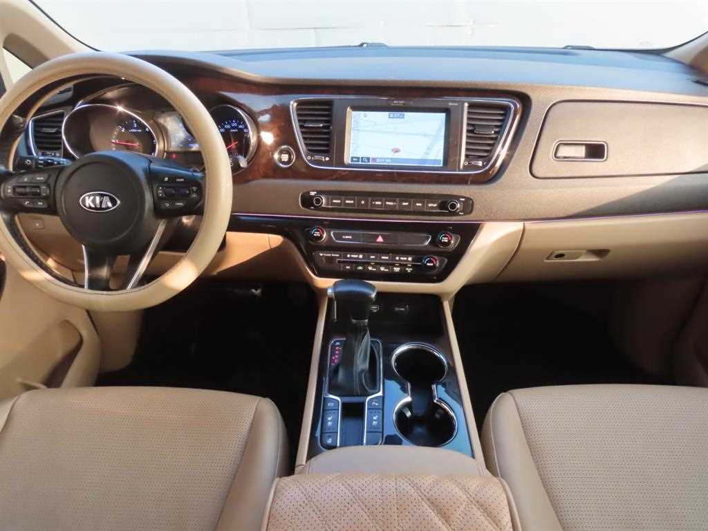 KIA Carnival - Vista 9