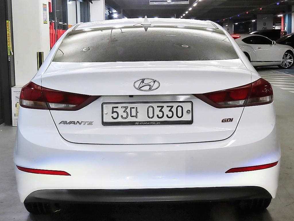 HYUNDAI Avante - Vista 5