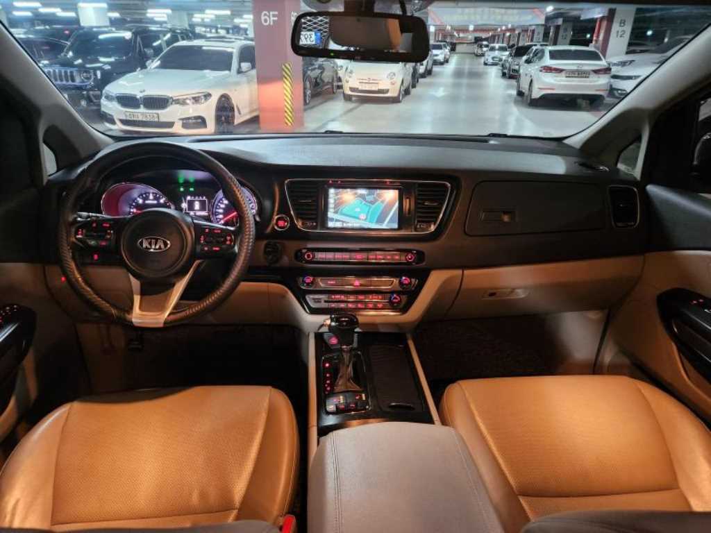KIA Carnival - Vista 7