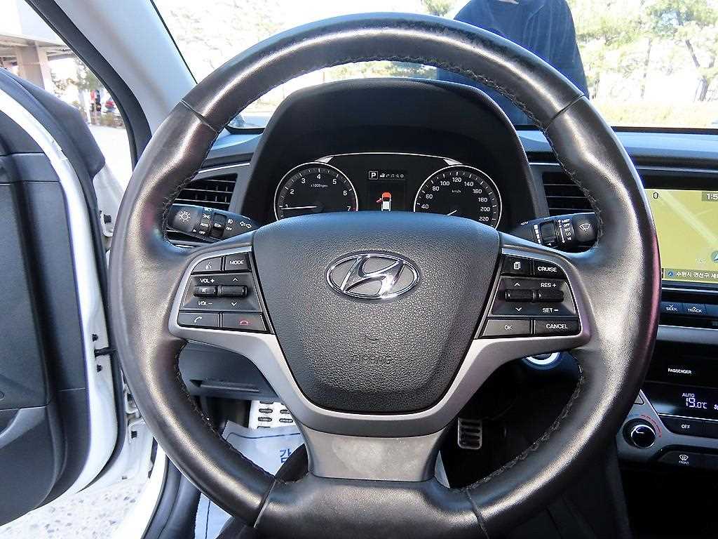 HYUNDAI Avante - Vista 8