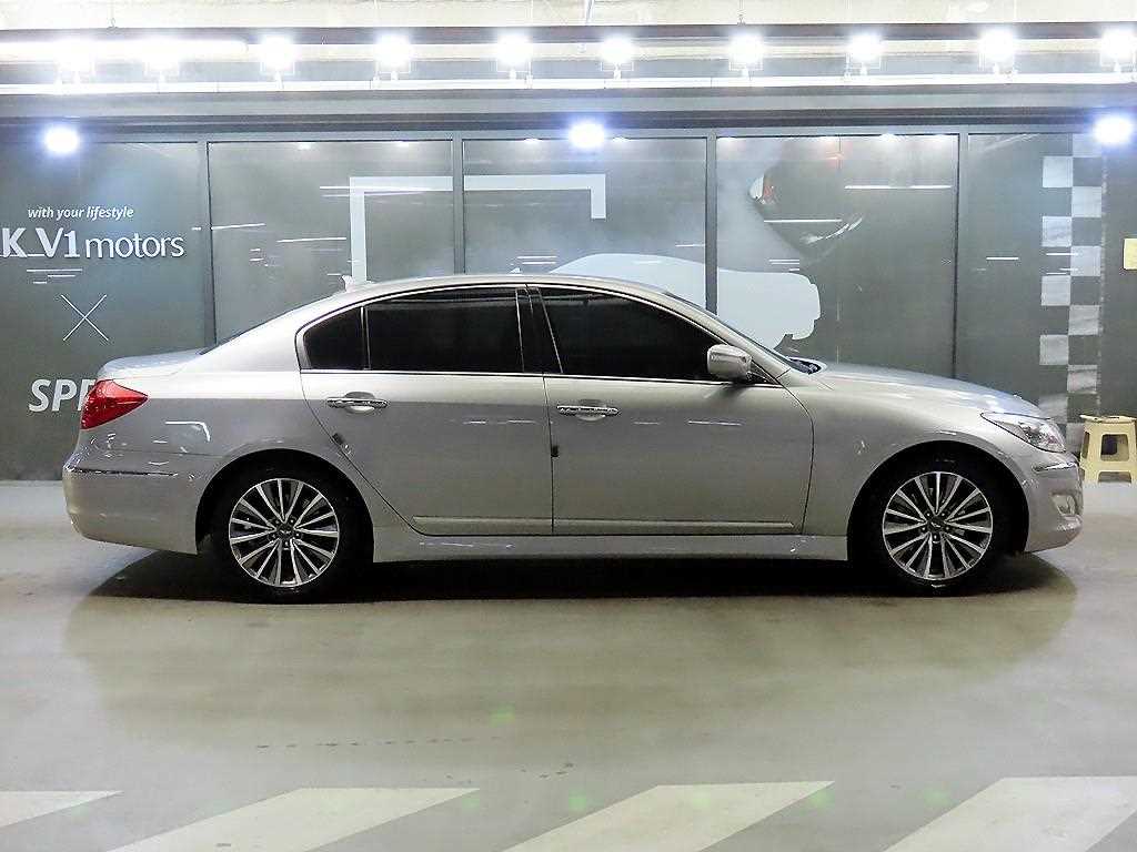 HYUNDAI Genesis - Vista 3