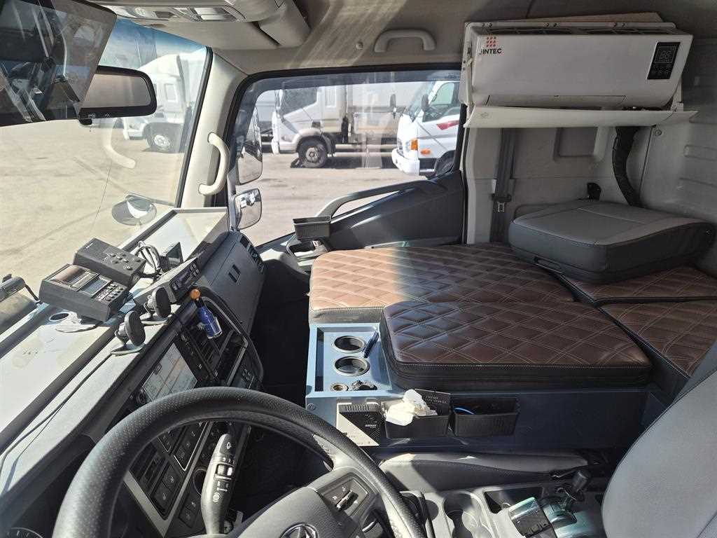 medium and large cargo truck - Vista 5