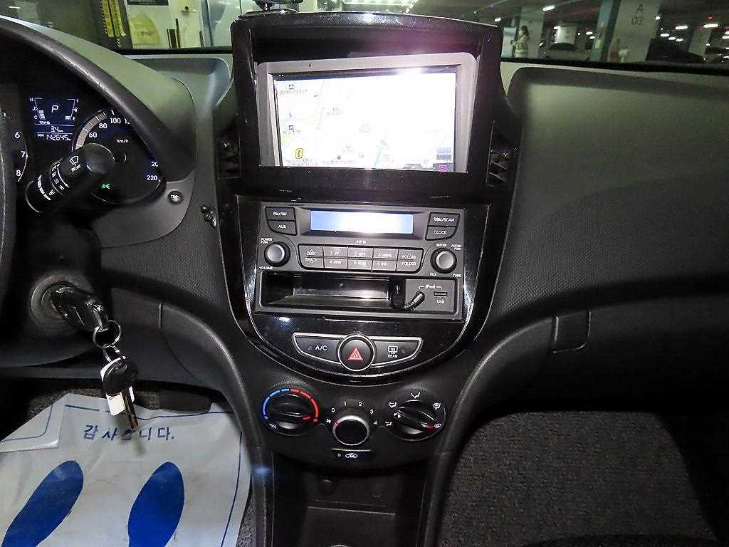 HYUNDAI Accent - Vista 11