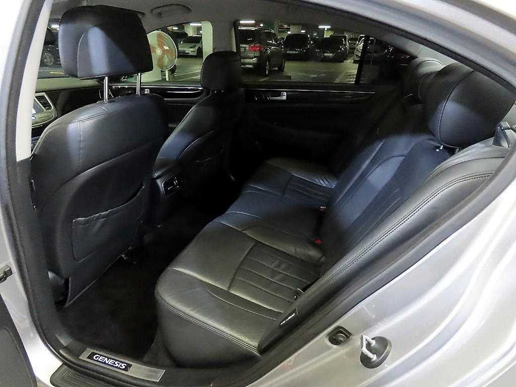 HYUNDAI Genesis - Vista 7