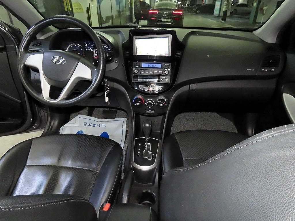 HYUNDAI Accent - Vista 10