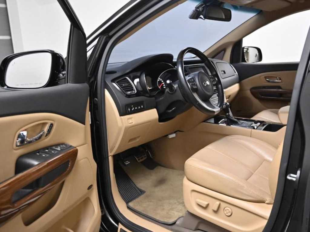 KIA Carnival - Vista 11