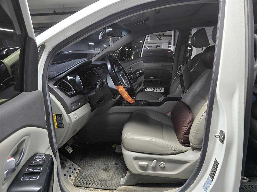 KIA Carnival - Vista 6