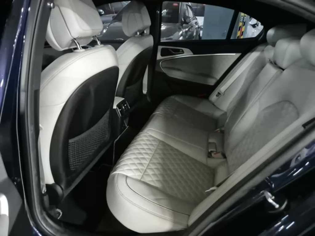 Genesis G70 - Vista 6