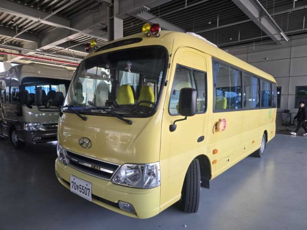 medium and large bus Hyundai bus 2017 Amarillo - Importación desde Corea - HF Imports Iquique - Foto 1