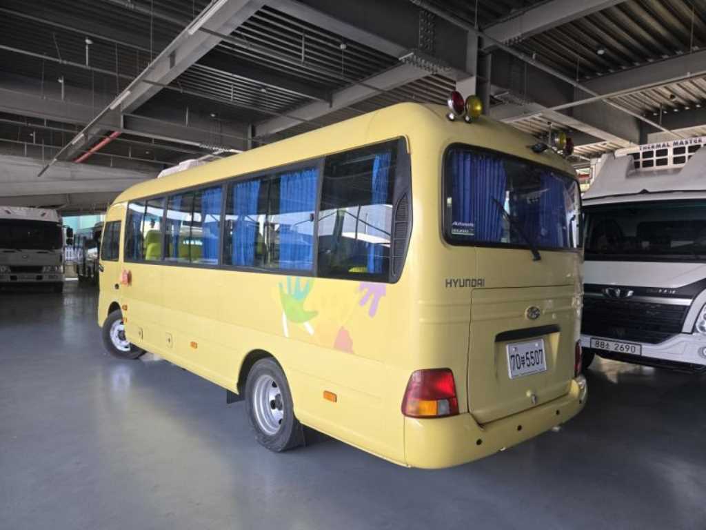 medium and large bus Hyundai bus - Vista 3