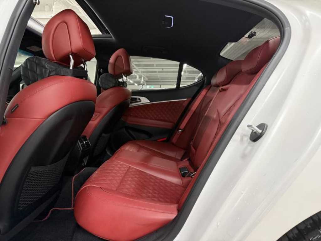 Genesis G70 - Vista 8