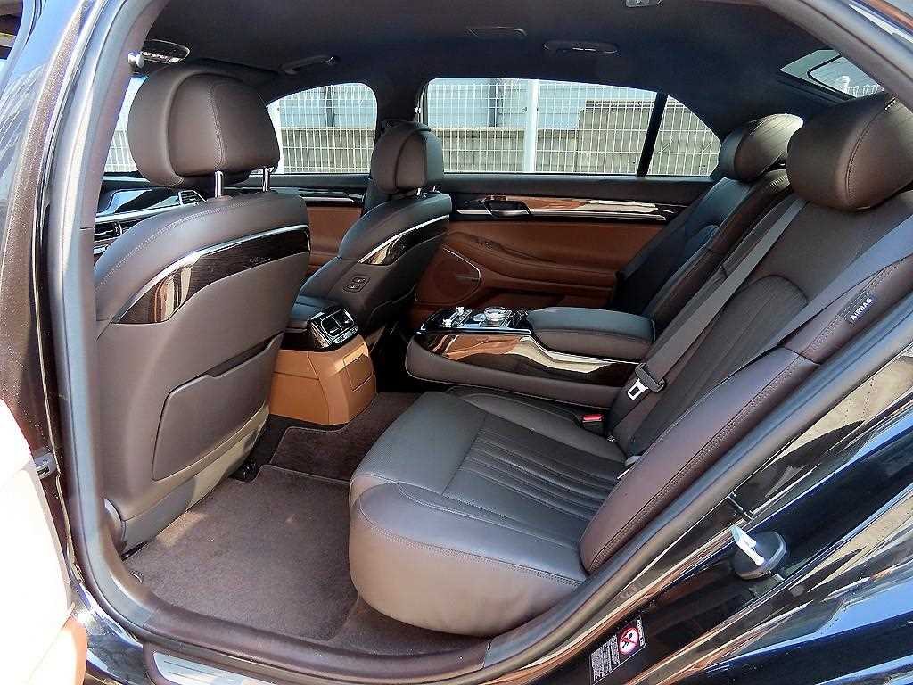 Genesis G90 - Vista 6