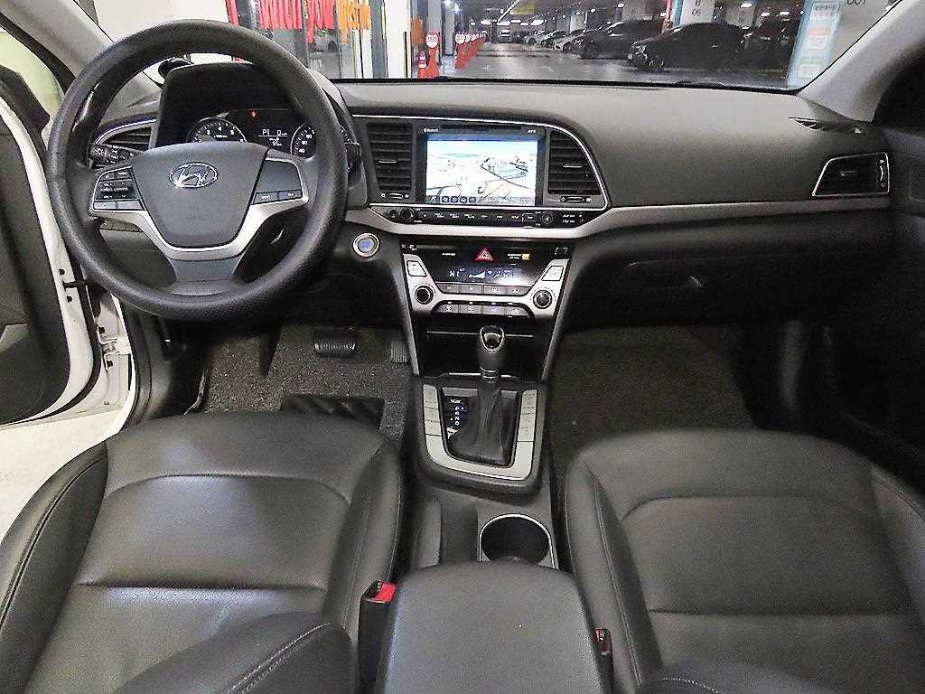 HYUNDAI Avante - Vista 10