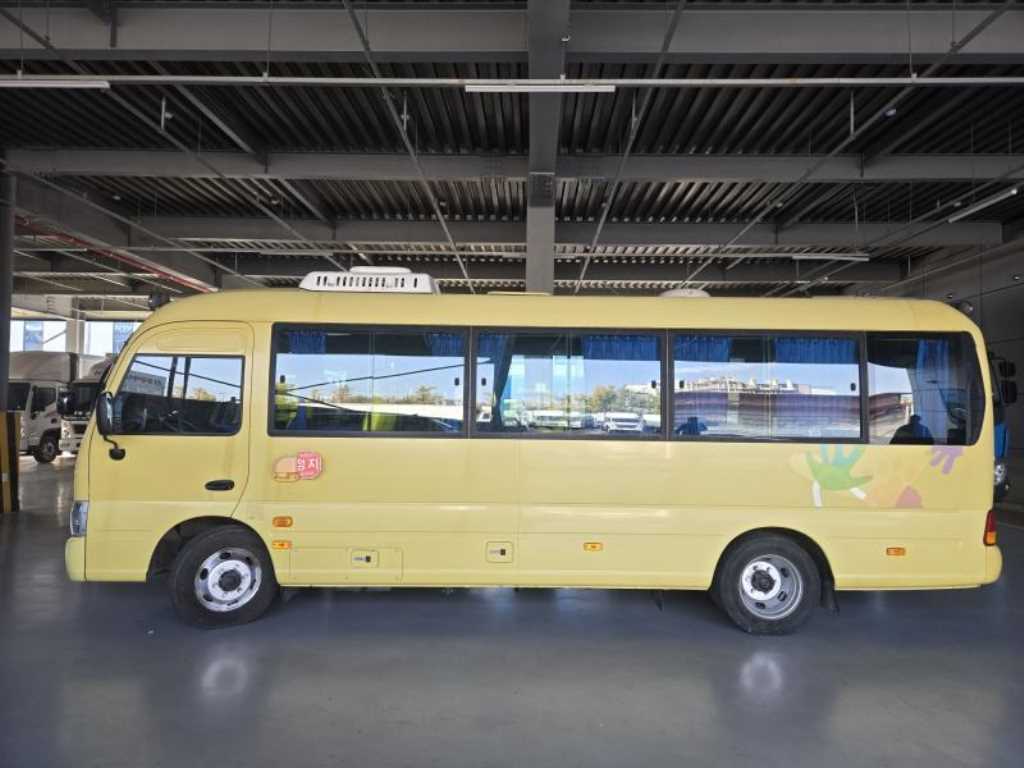 medium and large bus Hyundai bus - Vista 4