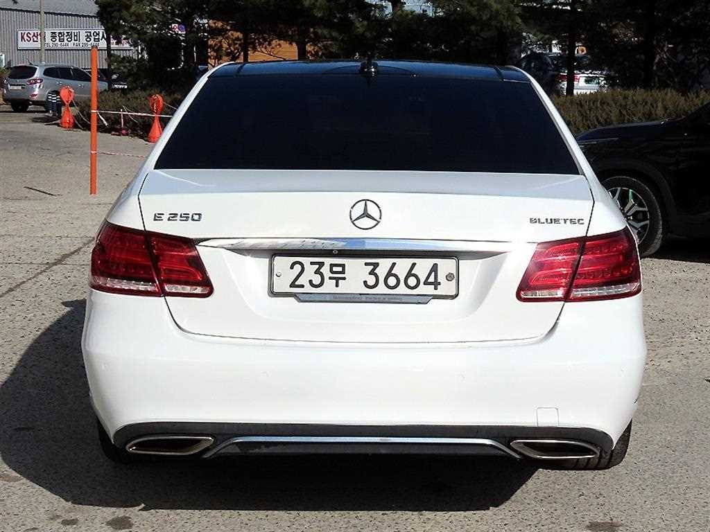 Mercedes Benz E class - Vista 4