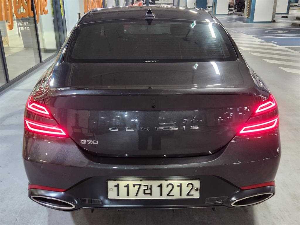 Genesis G70 - Vista 5