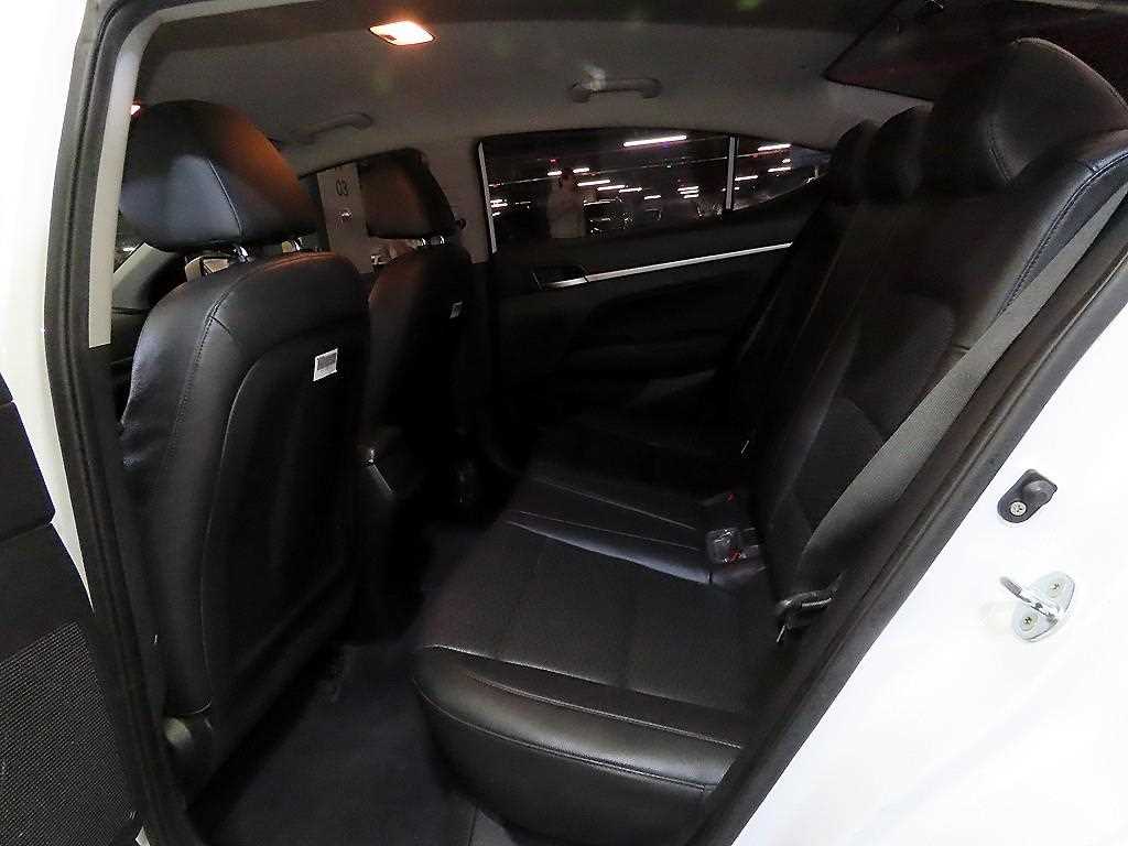 HYUNDAI Avante - Vista 7