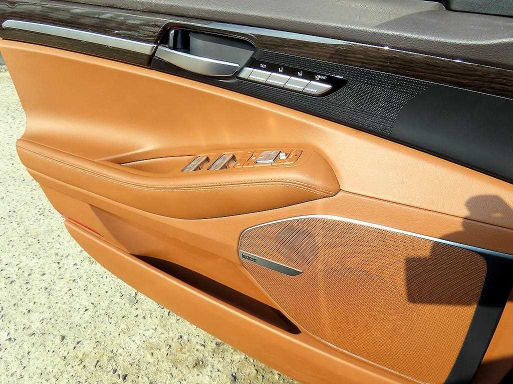 Genesis G90 - Vista 11