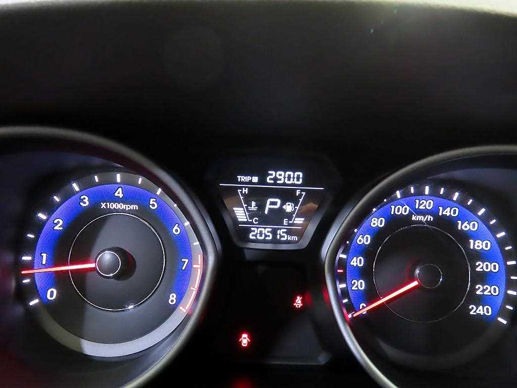 HYUNDAI Avante - Vista 9