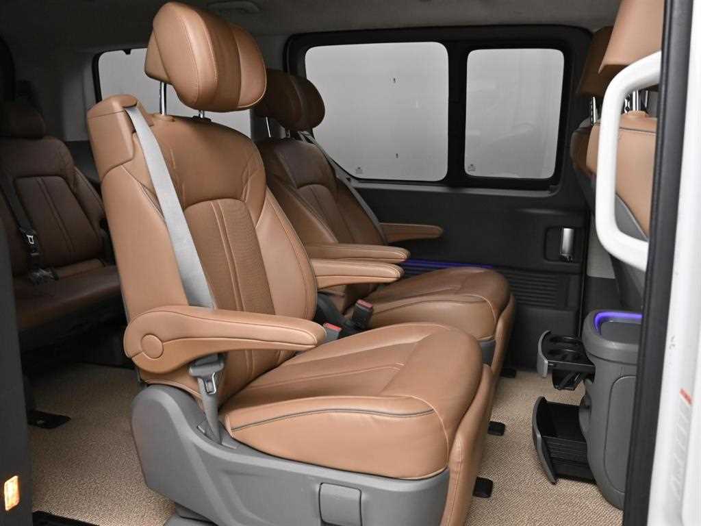 HYUNDAI Staria - Vista 12