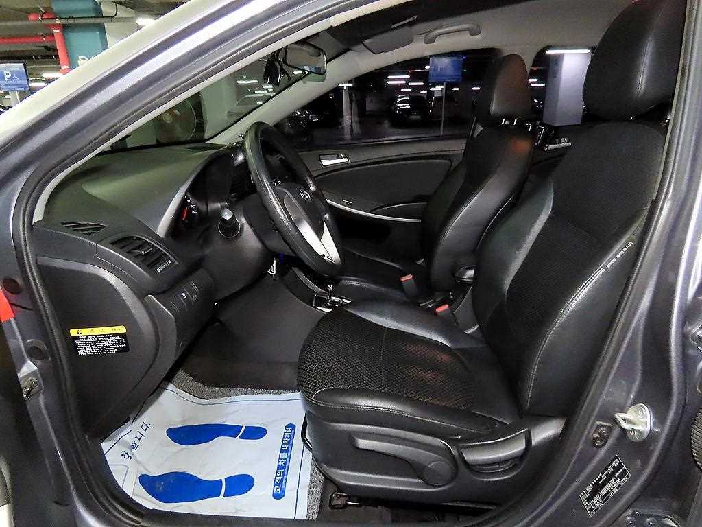 HYUNDAI Accent - Vista 6