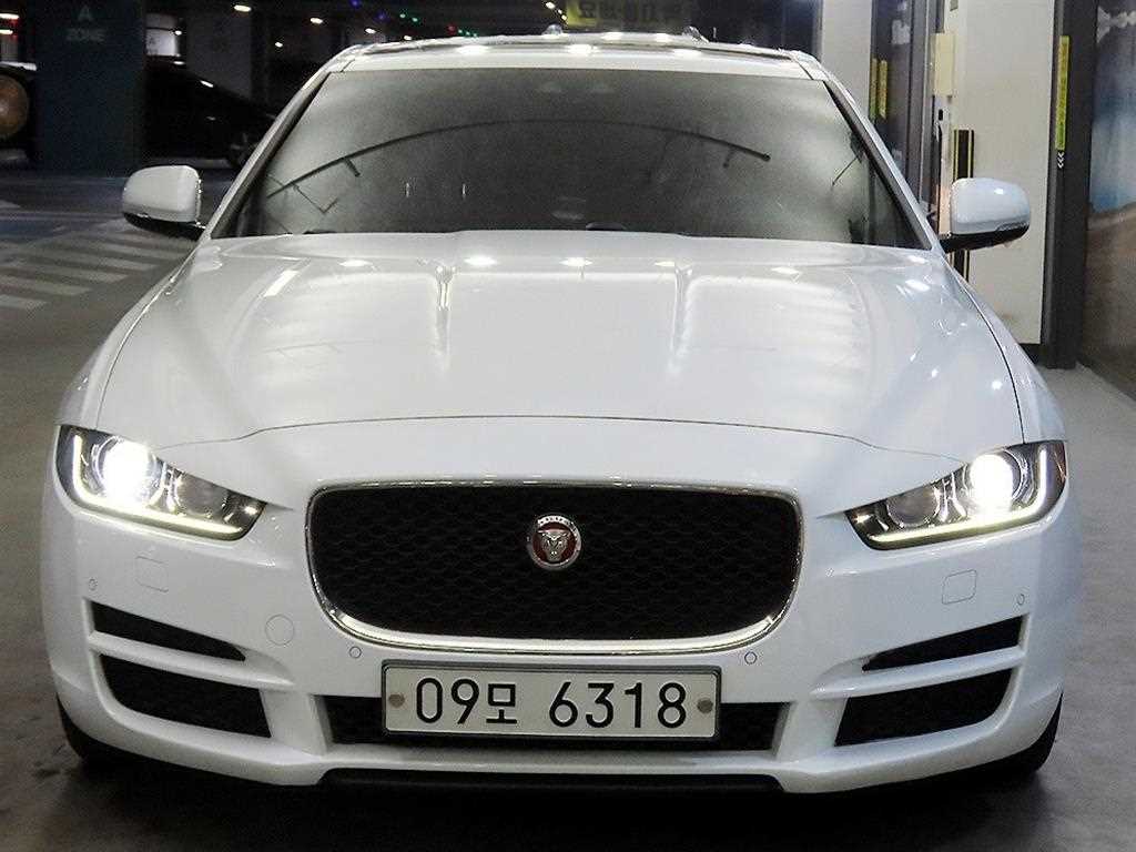 Jaguar XE - Vista 2
