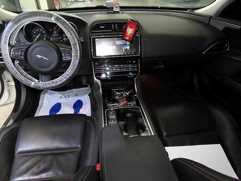 Jaguar XE - Vista 10