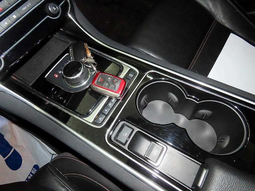 Jaguar XE - Vista 12