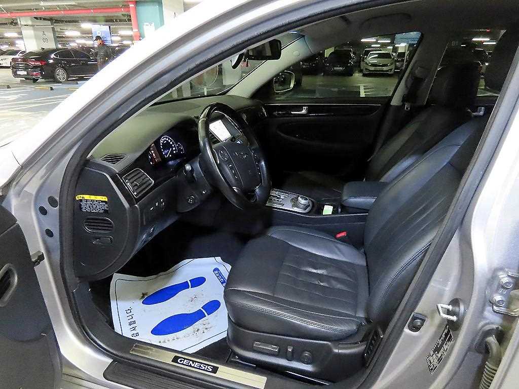 HYUNDAI Genesis - Vista 6