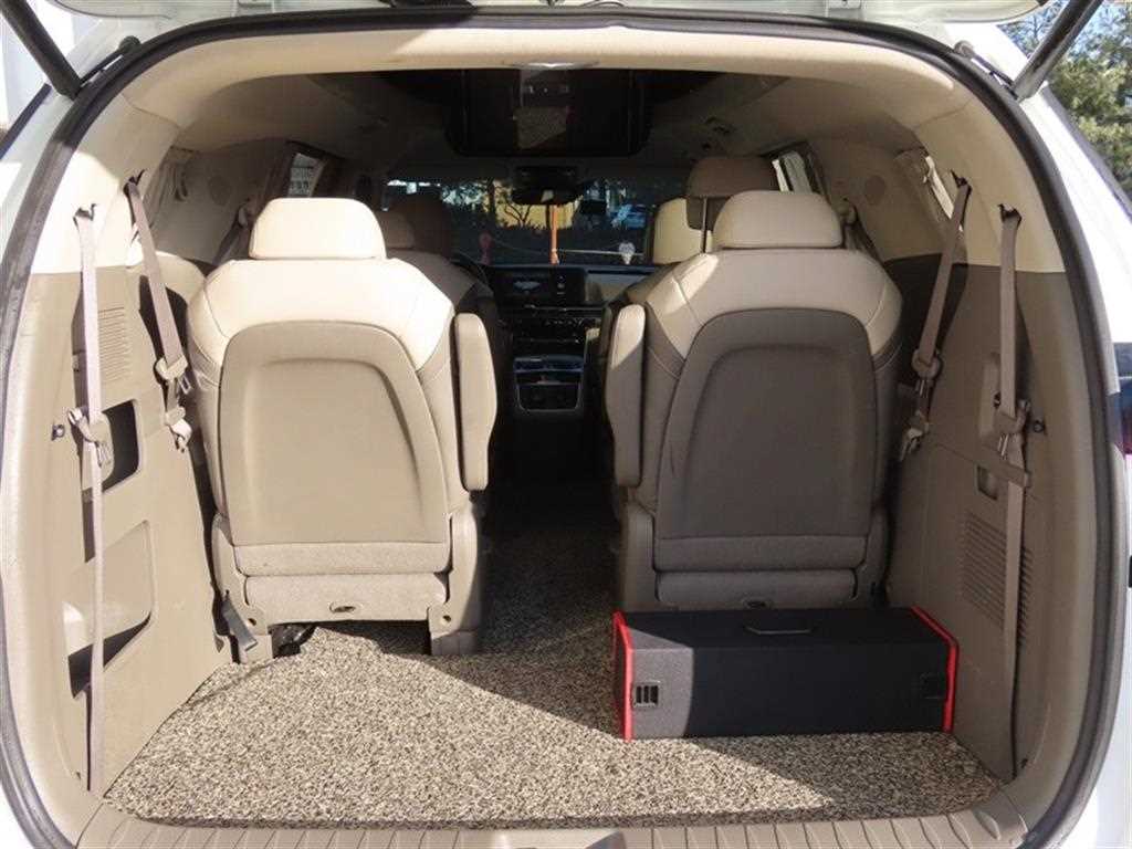 KIA Carnival - Vista 5