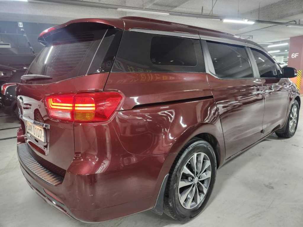 KIA Carnival - Vista 10