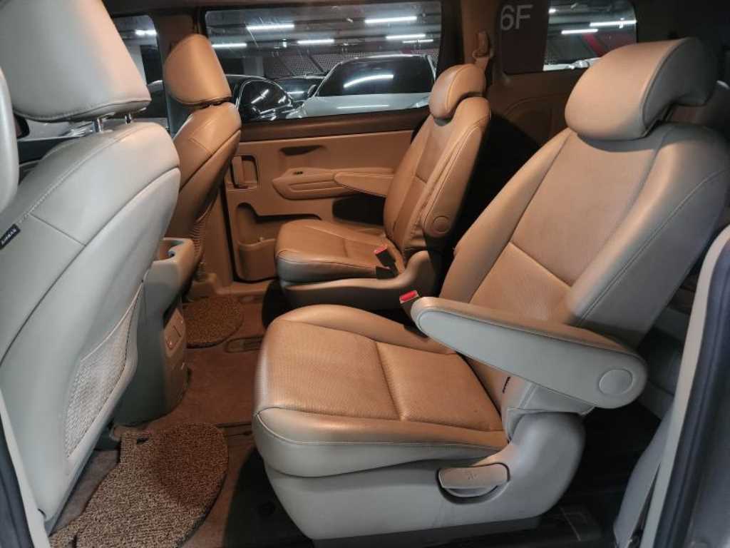 KIA Carnival - Vista 12