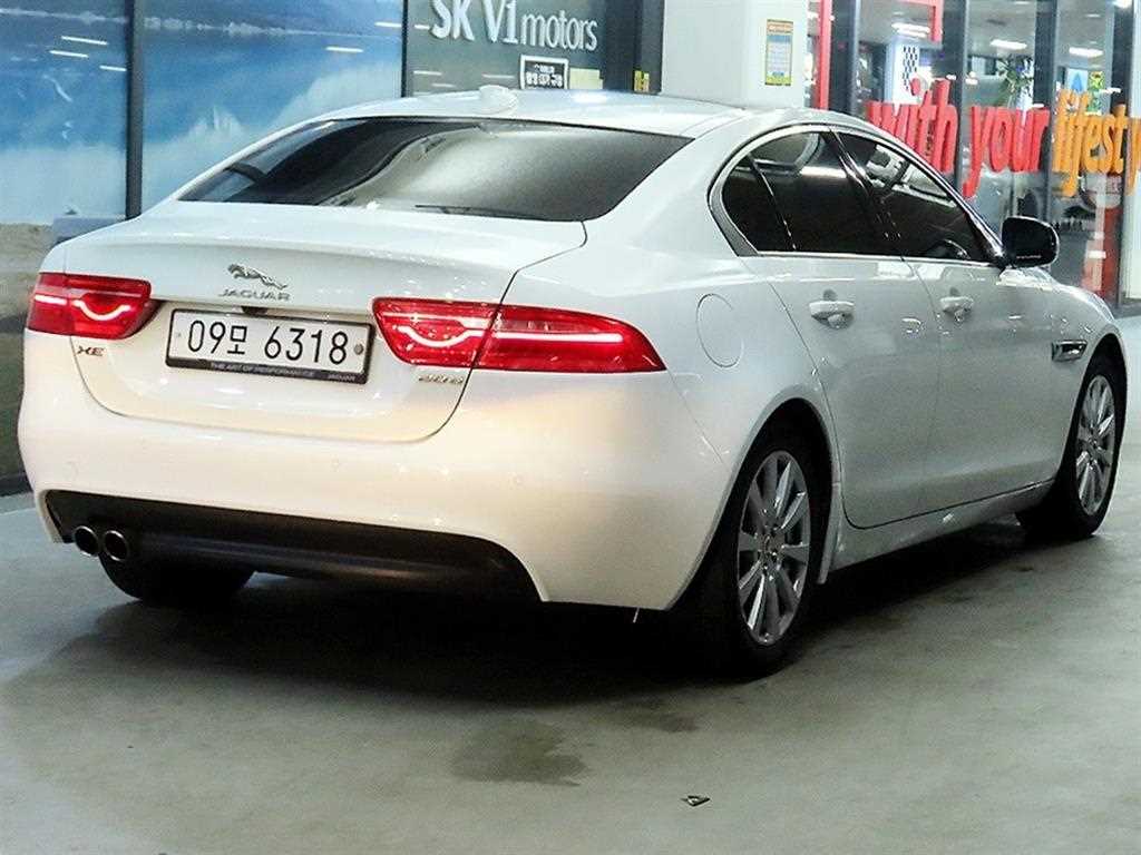 Jaguar XE - Vista 4