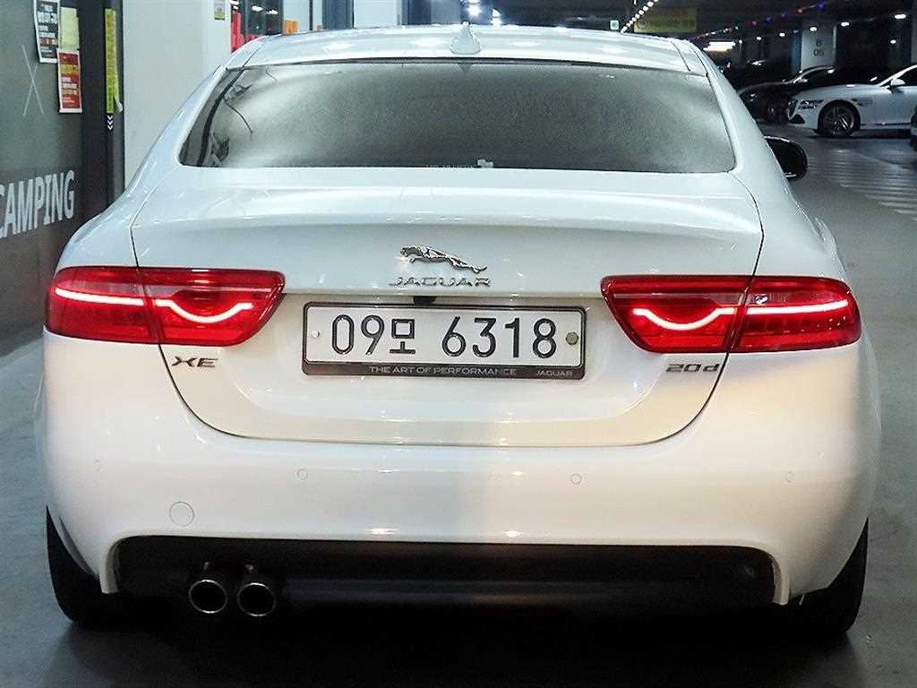Jaguar XE - Vista 5