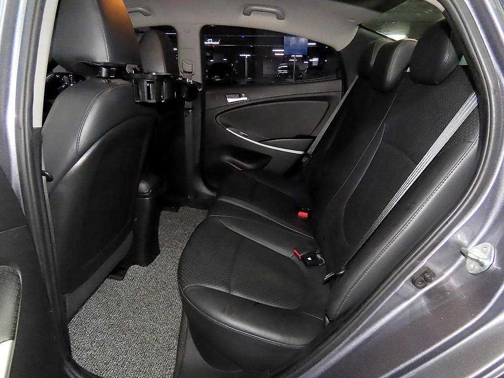 HYUNDAI Accent - Vista 7