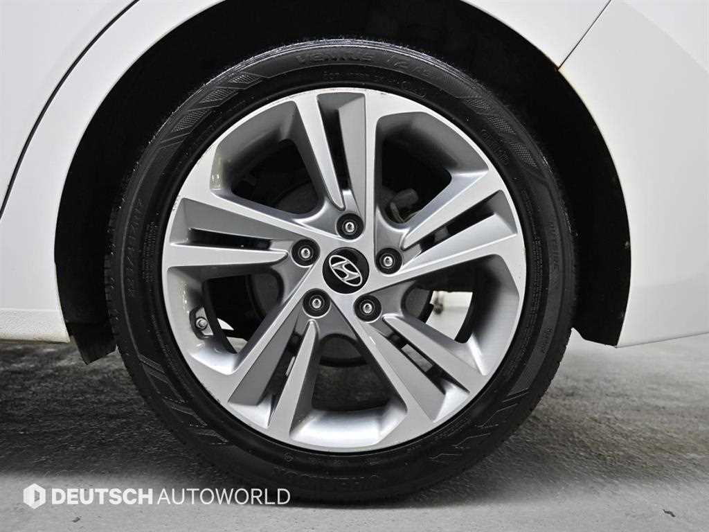 HYUNDAI Avante - Vista 5