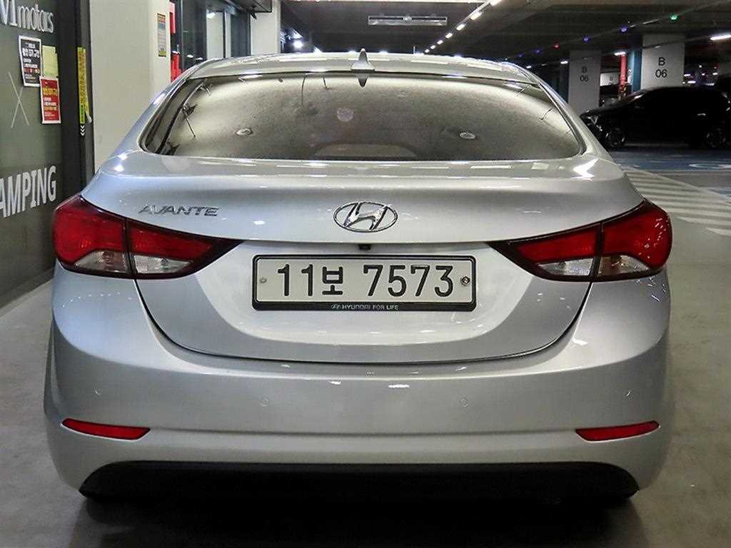 HYUNDAI Avante - Vista 5